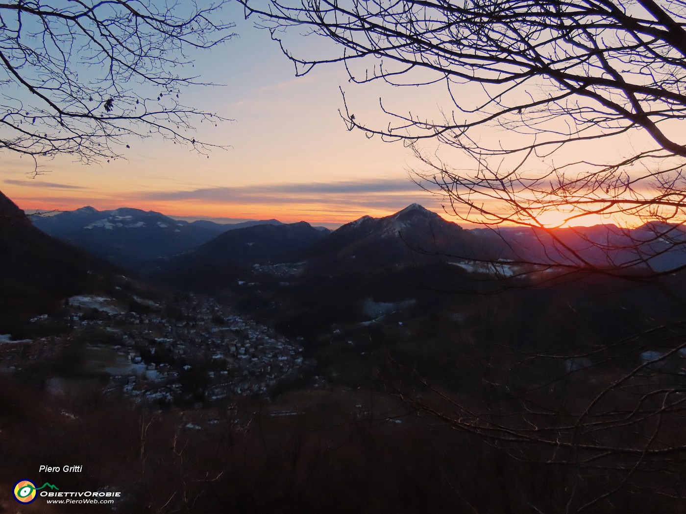 69 Val Serina con Monte Gioco ed oltre nella luce e nei colori del tramonto .JPG